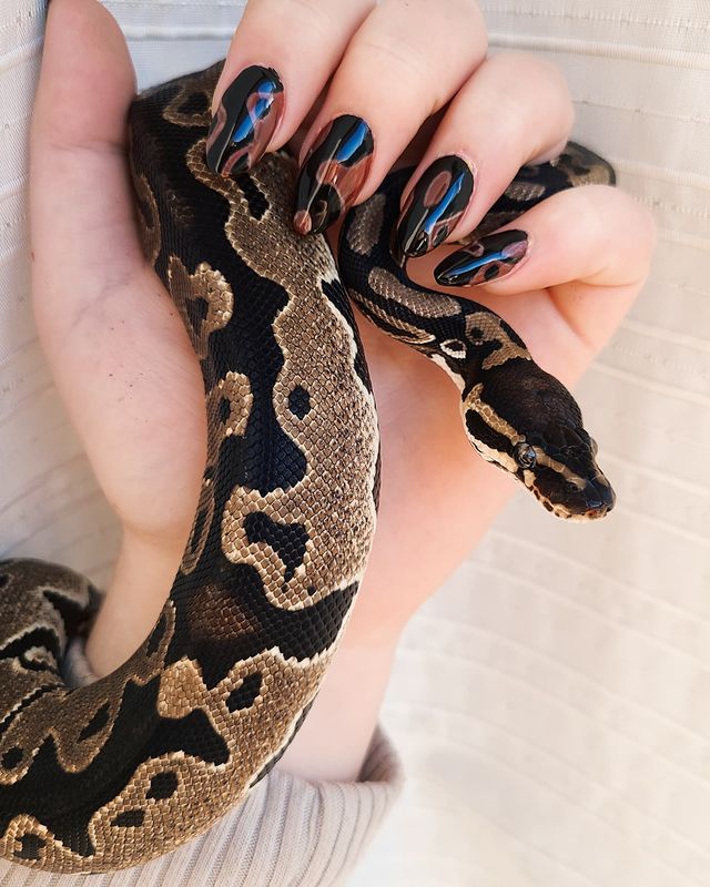 snake skin nail design