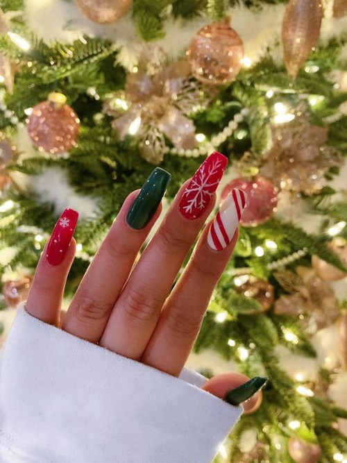 white sparkly christmas nails - white appearance on nails