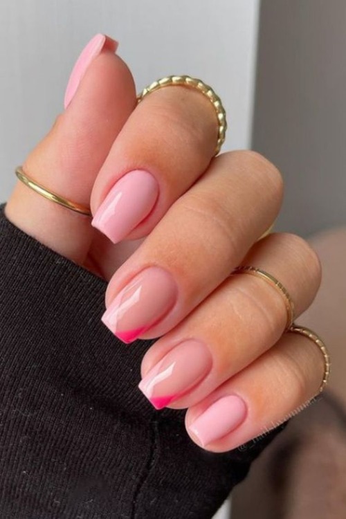 short nude pink nails - light pink nails with glitter