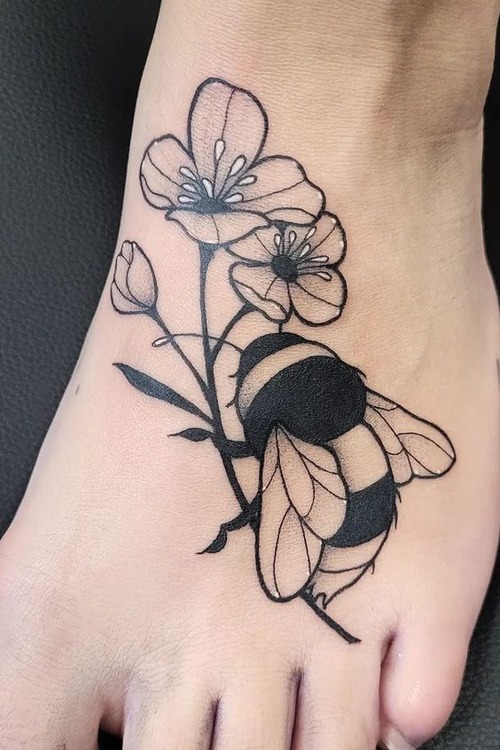 traditional bee tattoo - traditional bee tattoo outline