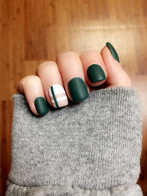 dark green christmas nails - green sparkly christmas nails