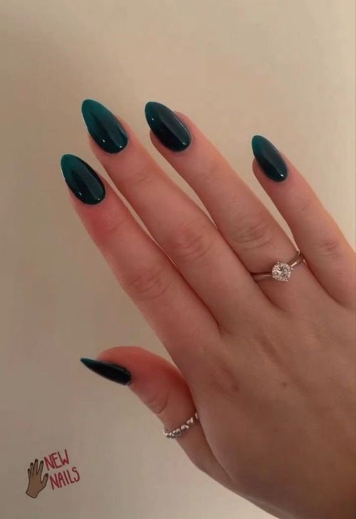 dark green holiday nails - emerald green nails