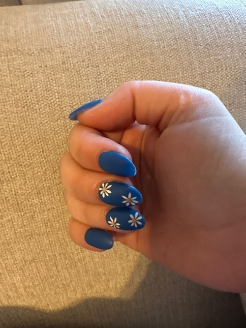 blue daisy nails - blue nails with flowers