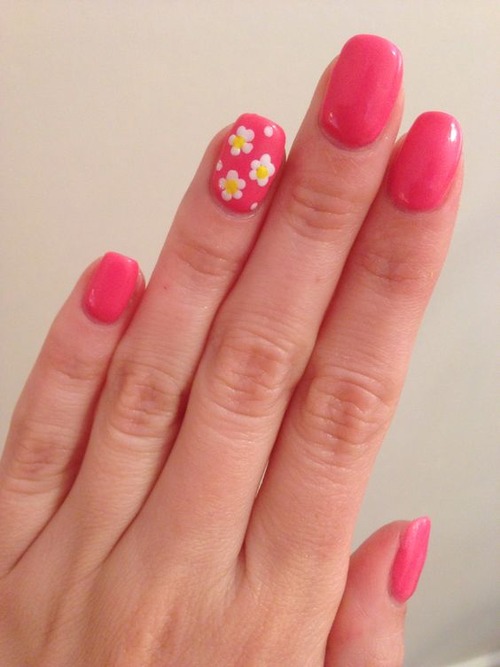 pink daisy nails - summer nails 2023
