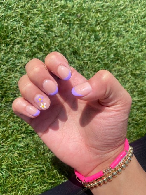 purple daisy nails - lilac nails