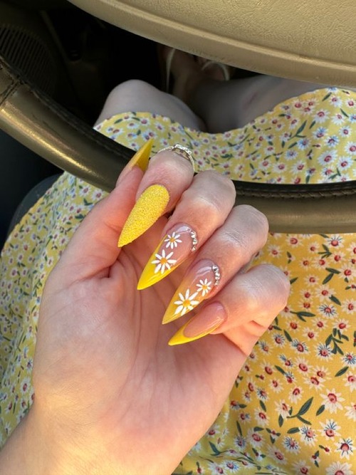 yellow daisy nails - daisy nail designs