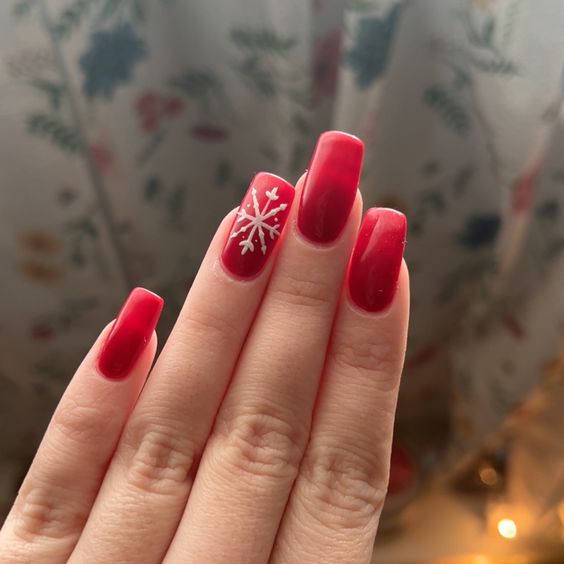 red christmas nails with snowflakes