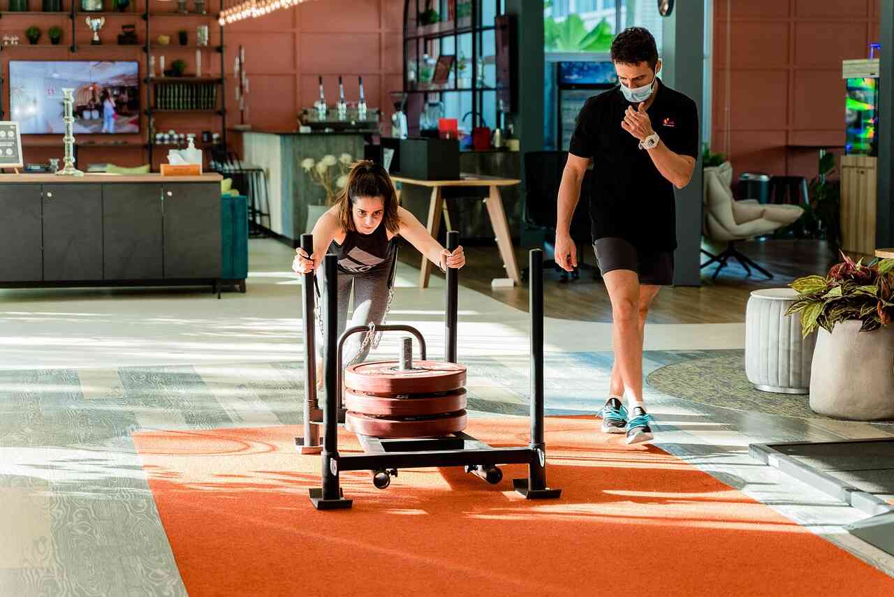 How to Find a Good Fitness Trainer in Bangkok Trainer train a girl